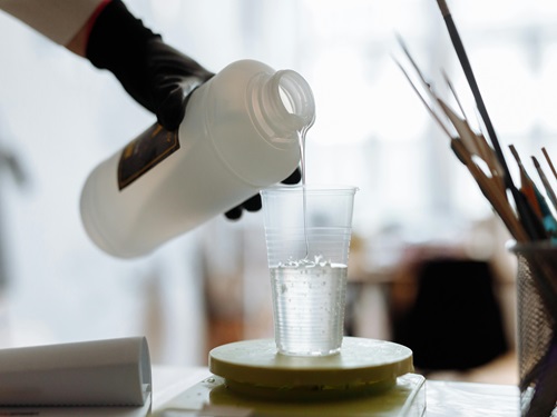 Aplikace 2-imidazolidinonu při výrobě plastu
